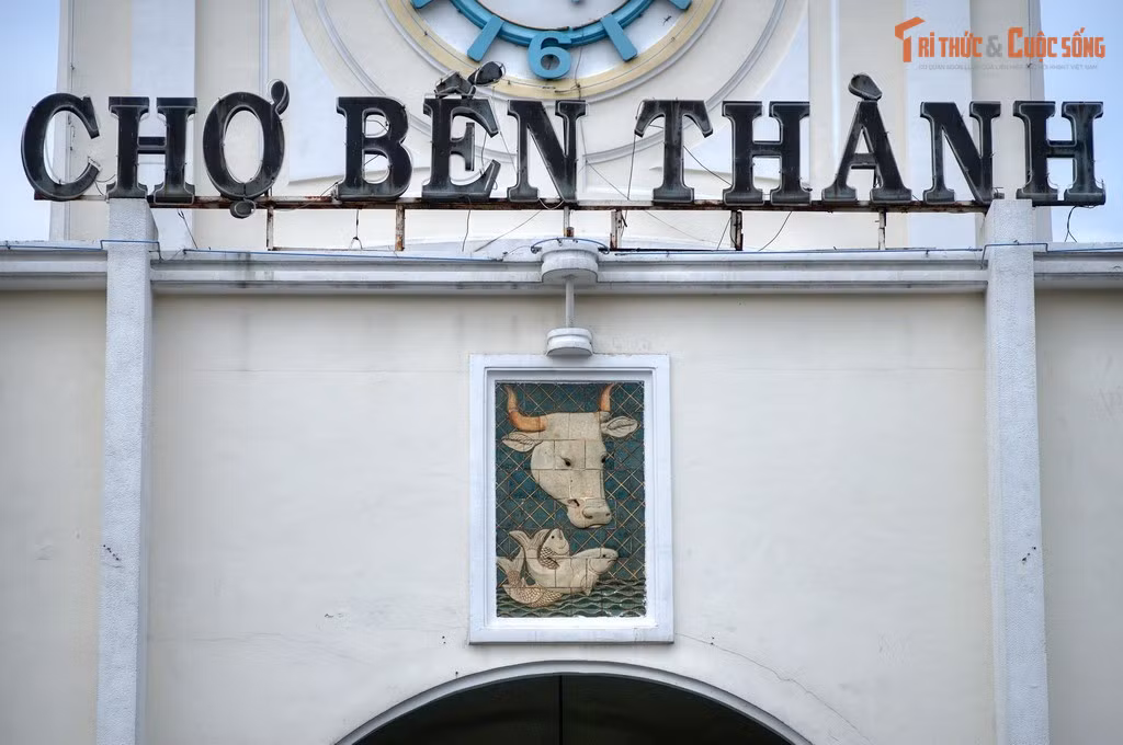 Tên “Bến Thành” gắn với lịch sử quân sự và thương mại Sài Gòn. Bến sông gần chợ xưa dùng để cho hành khách vãng lai và quân nhân vào thành Gia Định, vì vậy mới có tên gọi là Bến Thành, và khu chợ cũng có tên gọi là chợ Bến Thành.