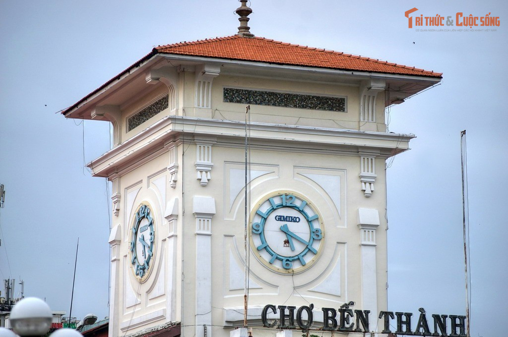 Tòa tháp đồng hồ biểu tượng. Tháp chính của chợ do người Pháp xây dựng với phong cách Pháp cổ điển, trở thành một trong những hình ảnh nhận diện của Sài Gòn.