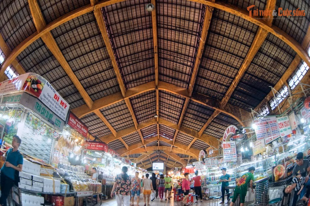 Có khu ẩm thực lâu đời phục vụ cả ngày lẫn đêm. Khu ăn uống của chợ Bến Thành vốn nổi tiếng từ xưa với phở, bún, chè và hải sản, thu hút cả người địa phương lẫn khách du lịch.