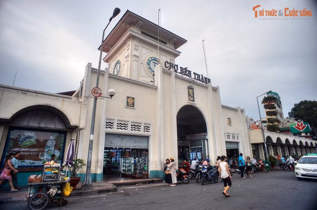 Chợ được xây bằng vật liệu nhập từ Pháp. Nhiều kết cấu thép và vật liệu hoàn thiện được đưa từ Pháp sang, khiến chợ có độ bền ấn tượng suốt hơn 100 năm.