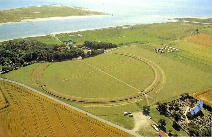  Pháo đài Viking hình tròn lớn nhất từng được biết đến. Aggersborg là pháo đài hình tròn lớn nhất trong hệ thống pháo đài Viking kiểu Trelleborg, với đường kính lên tới khoảng 240 mét, vượt xa các công trình cùng thời ở Đan Mạch. Quy mô này cho thấy vai trò đặc biệt quan trọng của Aggersborg trong chiến lược quân sự và kiểm soát lãnh thổ thời Viking. Ảnh: Pinterest.