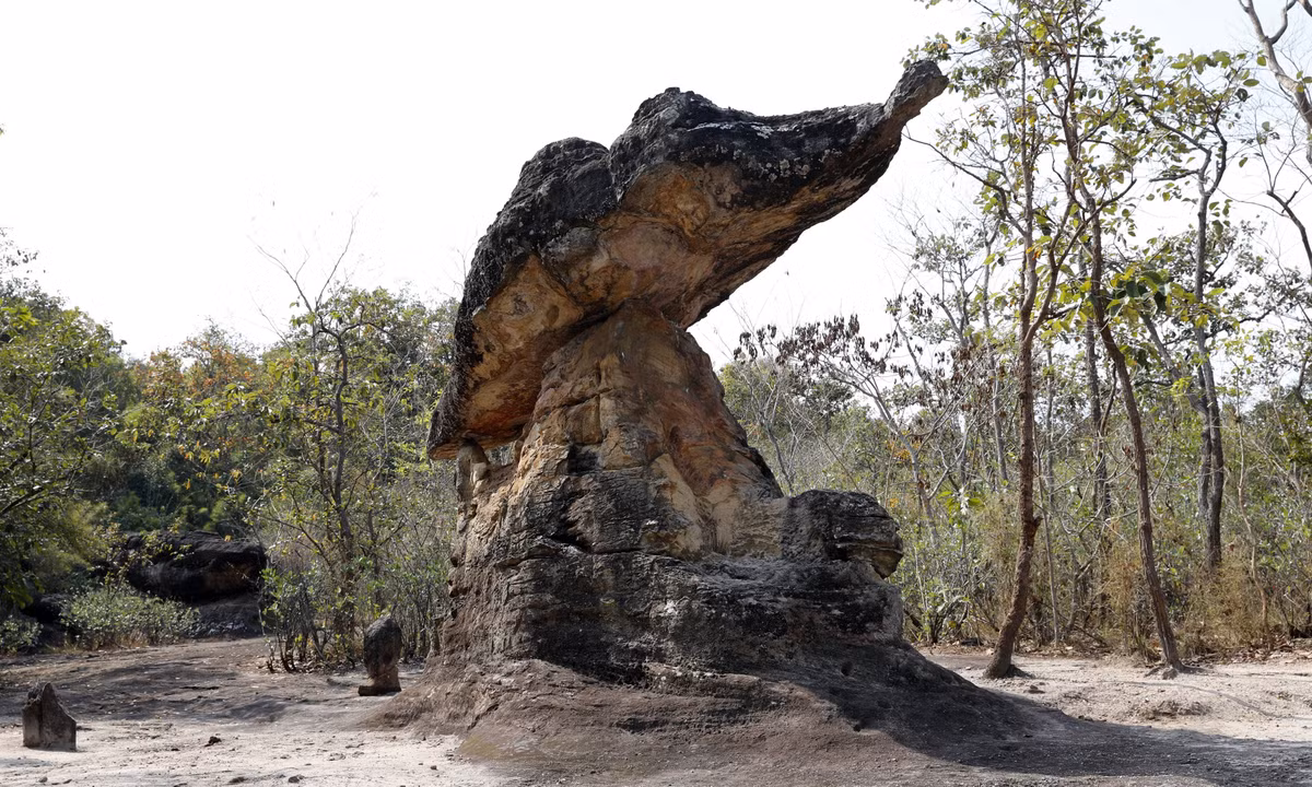  Một trong những công viên lịch sử độc đáo của Thái Lan. Không giống các công viên lịch sử nổi tiếng với đền đài lớn, Phu Phra Bat chủ yếu gồm các cấu trúc tự nhiên kết hợp với dấu tích văn hóa cổ. Sự kết hợp giữa địa chất, khảo cổ học và tín ngưỡng khiến nơi đây trở thành điểm tham quan đặc biệt. Ảnh: monkeystale.ca.