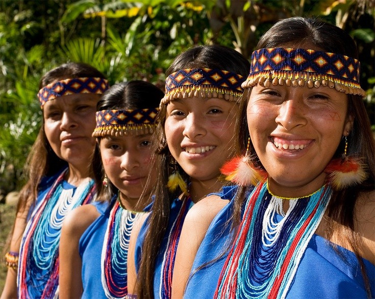  Ngôn ngữ thuộc hệ Jivaroan. Tiếng Shuar là một phần của ngữ hệ Jivaroan, vẫn được sử dụng rộng rãi trong cộng đồng, trở thành yếu tố then chốt giúp bảo tồn bản sắc văn hóa giữa thời hiện đại. Ảnh: Pinterest.
