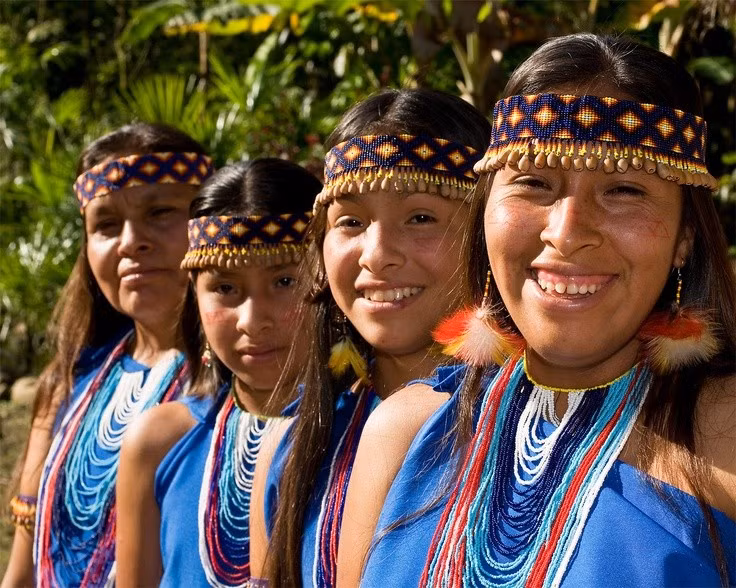  Ngôn ngữ thuộc hệ Jivaroan. Tiếng Shuar là một phần của ngữ hệ Jivaroan, vẫn được sử dụng rộng rãi trong cộng đồng, trở thành yếu tố then chốt giúp bảo tồn bản sắc văn hóa giữa thời hiện đại. Ảnh: Pinterest.