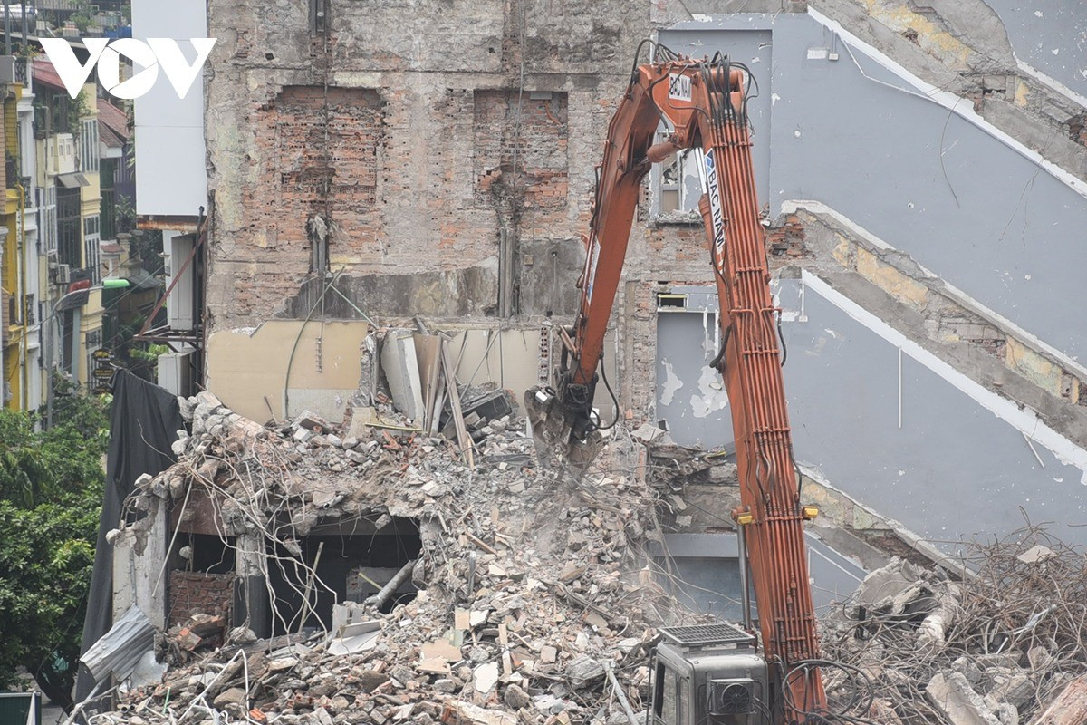 Ghi nhận trong ca làm việc sáng nay (14/7), trong tiết trời oi bức, quan sát từ trên cao có thể thấy những lớp bụi mờ bay phát tán ra bên ngoài.