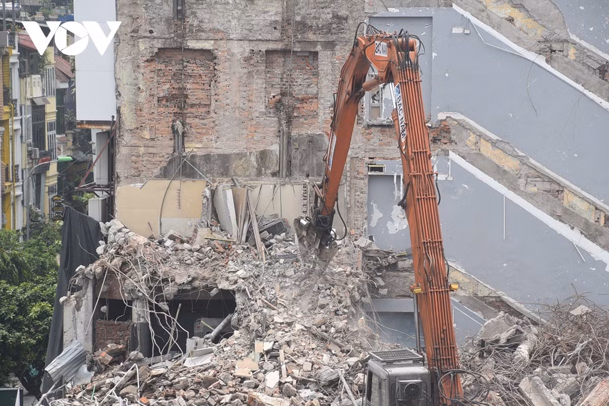 Ghi nhận trong ca làm việc sáng nay (14/7), trong tiết trời oi bức, quan sát từ trên cao có thể thấy những lớp bụi mờ bay phát tán ra bên ngoài.