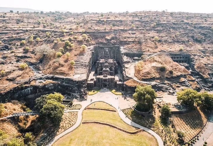  Ellora gồm 34 hang động được tạc trực tiếp vào núi đá bazan. Các hang được xây dựng từ thế kỷ 6 đến thế kỷ 10, kéo dài suốt hơn 400 năm. Ảnh: Pinterest.