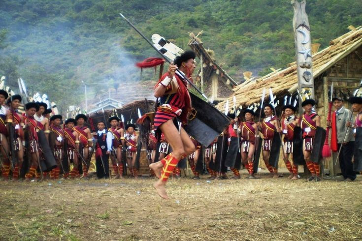  Lễ hội chim hồng hoàng là sự kiện văn hóa lớn nhất. Diễn ra hằng năm tại bang Nagaland (Ấn Độ), lễ hội này quy tụ nhiều bộ lạc Naga với hoạt động trình diễn múa hát, trang phục và ẩm thực truyền thống, được ví như “bức tranh thu nhỏ” của văn hóa Naga. Ảnh: Pinterest.