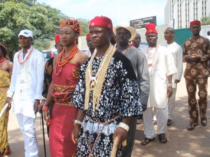  Ngôn ngữ Igbo giàu phương ngữ. Tiếng Igbo thuộc ngữ hệ Niger–Congo, có nhiều phương ngữ địa phương, phản ánh sự đa dạng văn hóa và lịch sử di cư phức tạp của cộng đồng này. Ảnh: Pinterest.