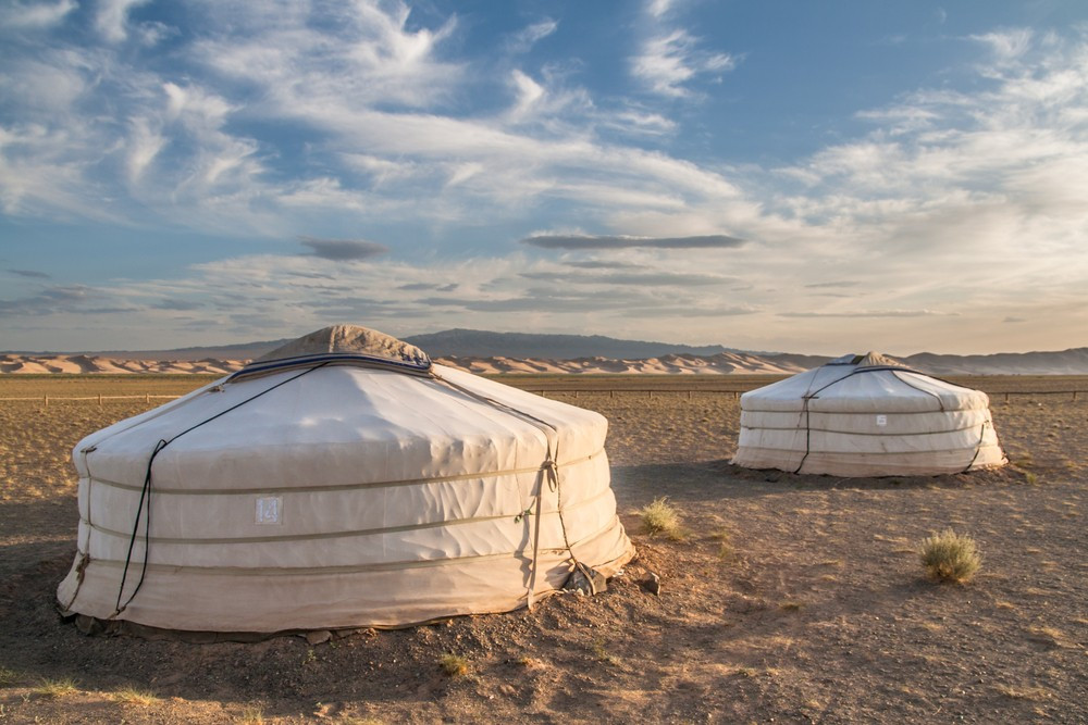  Gắn liền với đời sống du mục truyền thống. Khu vực Gobi Gurvansaikhan từ lâu là không gian sinh tồn của người Mông Cổ du mục, nơi hoạt động chăn thả gia súc diễn ra hài hòa với môi trường tự nhiên khắc nghiệt. Ảnh: nationalparksassociation.org.