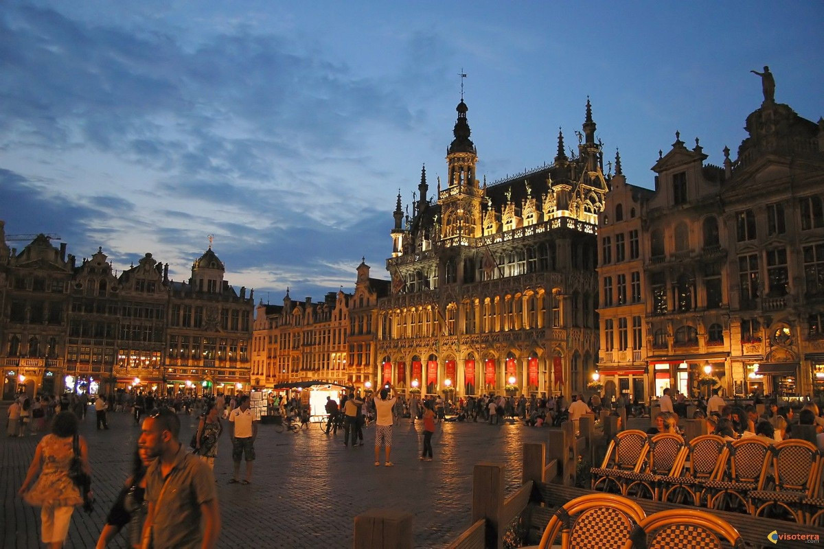  Tòa thị chính mang phong cách Gothic tráng lệ. Ở một phía quảng trường là Hôtel de Ville – tòa thị chính xây dựng từ thế kỷ 15 với tháp chuông cao vút và tượng Thánh Michael trên đỉnh. Công trình này là biểu tượng quyền lực đô thị thời Trung cổ. Ảnh: Pinterest.