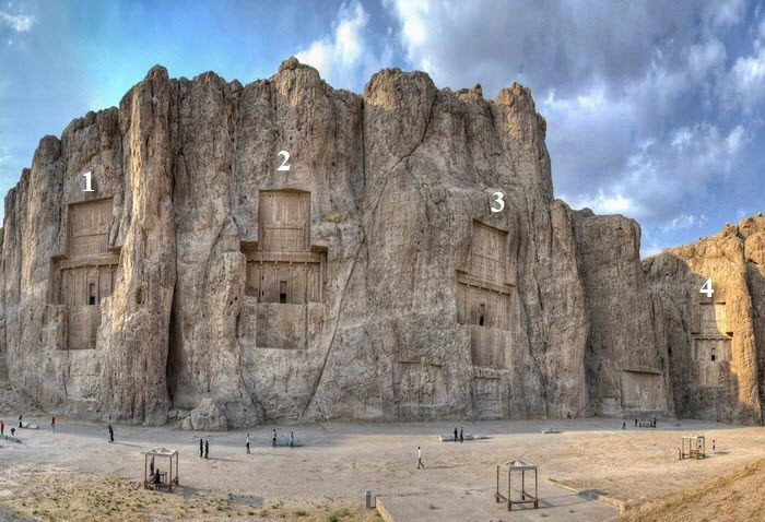 Chứa mộ của bốn vị vua Ba Tư. Đó là Darius I, Xerxes I, Artaxerxes I và Darius II – những vị vua quyền lực nhất vương triều Achaemenid. Ảnh: Pinterest.