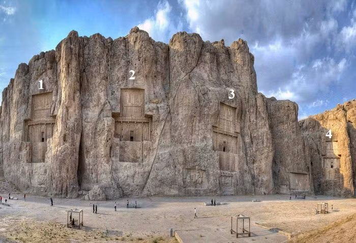 Chứa mộ của bốn vị vua Ba Tư. Đó là Darius I, Xerxes I, Artaxerxes I và Darius II – những vị vua quyền lực nhất vương triều Achaemenid. Ảnh: Pinterest.