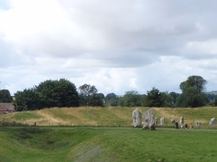  5. Được bao quanh bởi hào sâu và bờ đất. Hào đào quanh Avebury sâu đến 6 mét, được đào hoàn toàn bằng công cụ thô sơ. Ảnh: Pinterest.