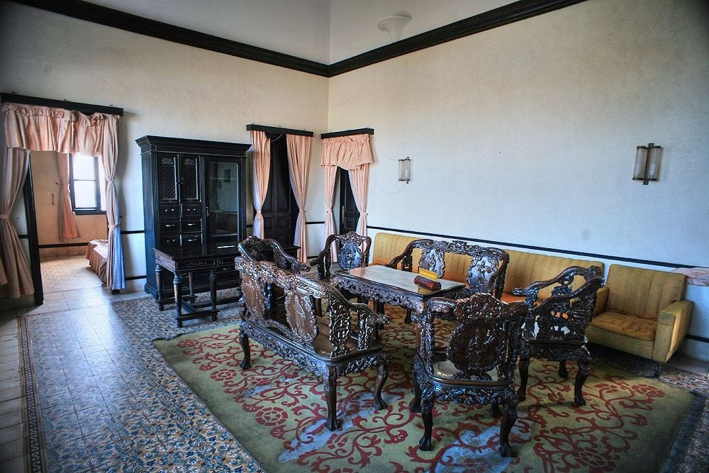 Từng là nơi giam lỏng vua Thành Thái. Sau khi bị phế truất, vua Thành Thái từng bị thực dân Pháp đưa về Bạch Dinh quản thúc trong một thời gian.