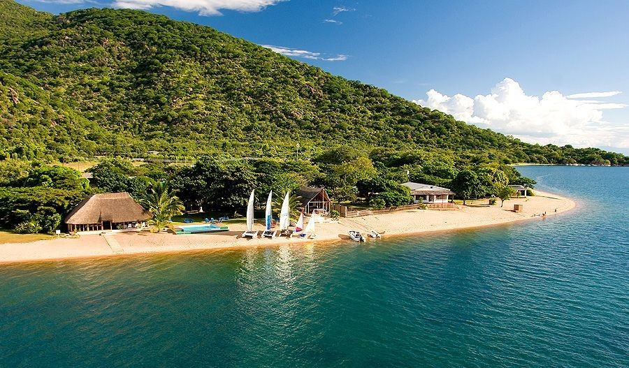  Đối mặt với nhiều thách thức bảo tồn. Dù được bảo vệ, Vườn quốc gia Hồ Malawi vẫn chịu áp lực từ đánh bắt quá mức, ô nhiễm và biến đổi khí hậu, đe dọa sự cân bằng sinh thái. Ảnh: Pinterest.