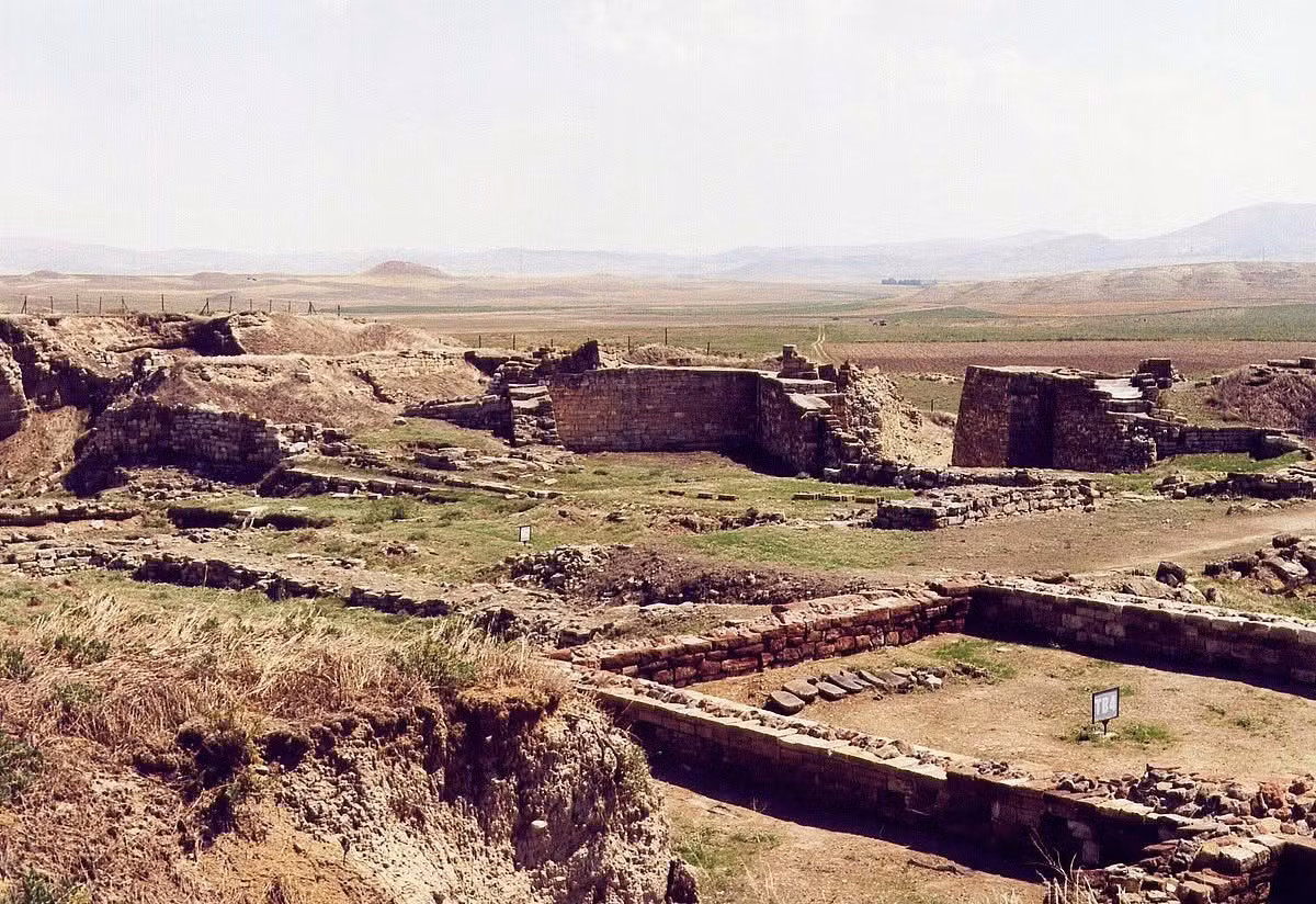  Thành phố bị phá hủy và tái xây dựng nhiều lần. Trong lịch sử, Gordion từng bị tàn phá bởi chiến tranh và hỏa hoạn, sau đó được xây dựng lại qua nhiều thời kỳ khác nhau, bao gồm thời Ba Tư và Hy Lạp hóa. Điều này tạo nên nhiều lớp di tích chồng lên nhau. Ảnh: media.snl.no.