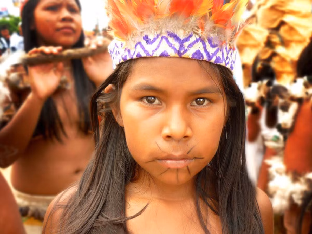  Những nỗ lực bảo tồn văn hóa trong thời hiện đại. Ngày nay, người Ticuna chủ động tham gia giáo dục song ngữ, bảo tồn tri thức truyền thống và đấu tranh cho quyền đất đai nhằm gìn giữ bản sắc giữa áp lực toàn cầu hóa. Ảnh: almapreta.com.br.