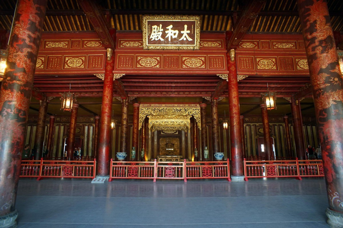 Thu hút sự quan tâm đặc biệt của du khách ở Hoàng thành Huế. Ngày nay, du khách khi tham quan điện Thái Hòa thường dừng lại rất lâu trước ngai vàng để chiêm ngưỡng vẻ đẹp lộng lẫy của cổ vật này và hình dung về không khí uy nghi của triều đình nhà Nguyễn ngày xưa.