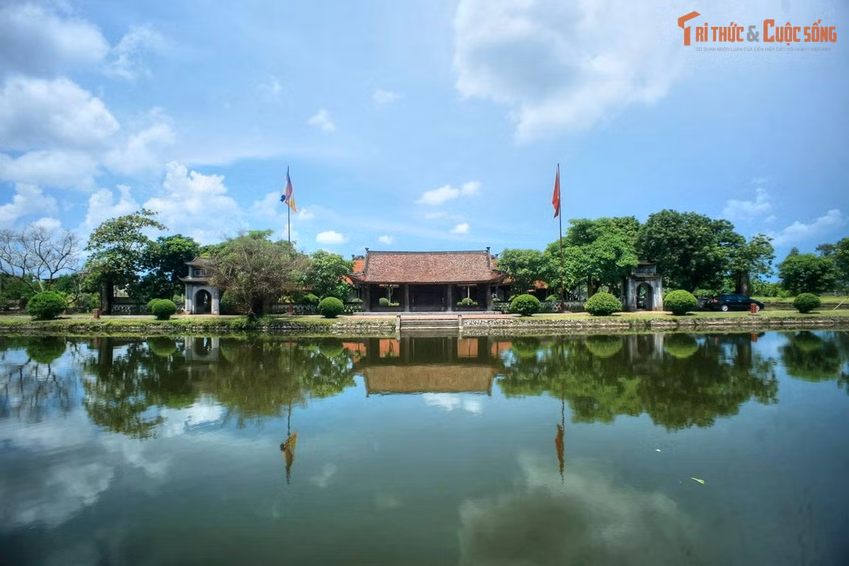 Lịch sử gần 1.000 năm. Chùa được khởi lập từ năm 1061 dưới thời nhà Lý để tưởng nhớ thiền sư Nguyễn Minh Không (1065–1141), còn gọi là Lý Quốc Sư hay Đức Thánh Nguyễn, là một cao tăng, thầy thuốc tài ba và ông tổ nghề đúc đồng nổi tiếng thời nhà Lý.