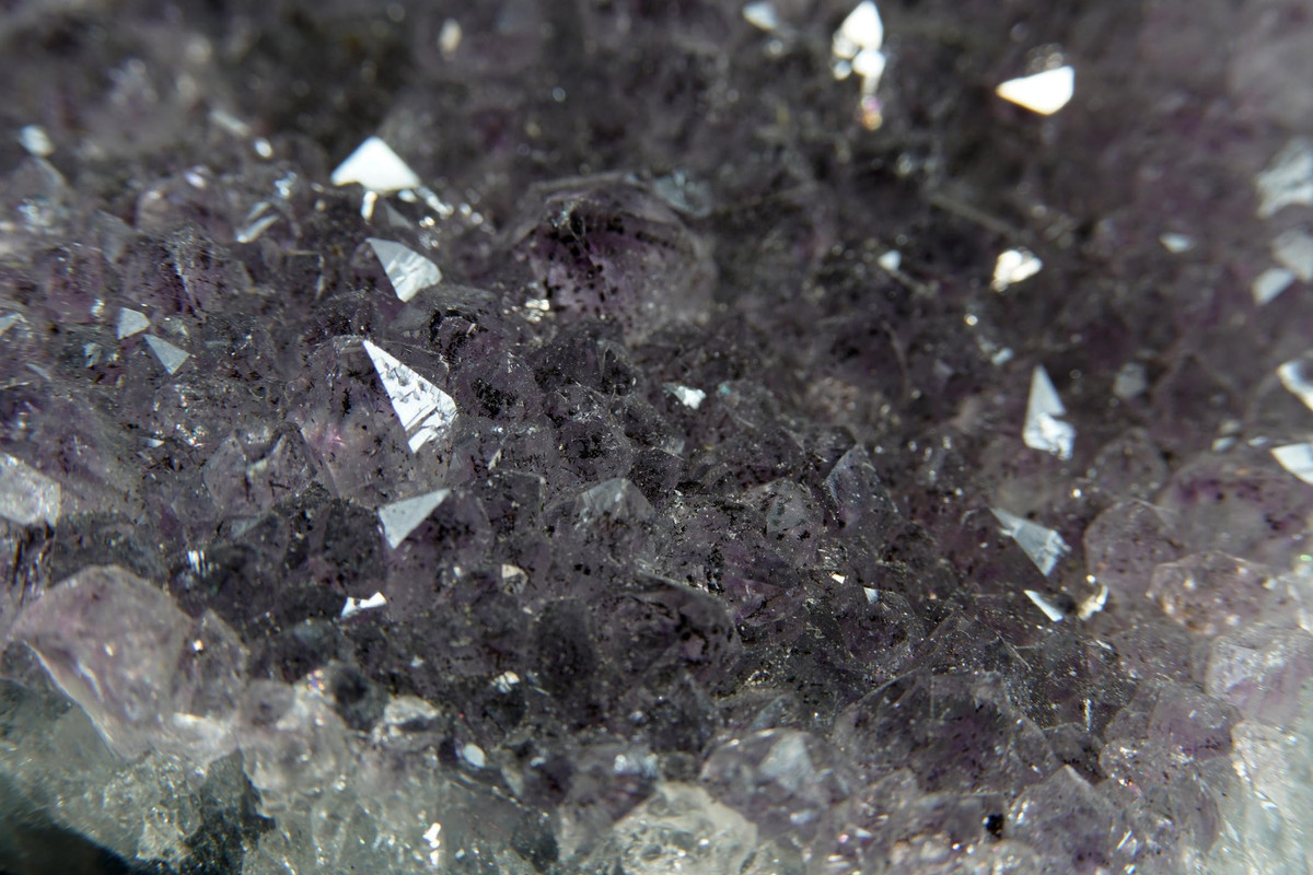  Cực kỳ hiếm trong tự nhiên. Chỉ có vài viên Musgravite đạt chất lượng ngọc được phát hiện trên toàn thế giới, khiến nó quý hiếm hơn kim cương cả vạn lần. Ảnh: cure-naturali.it.