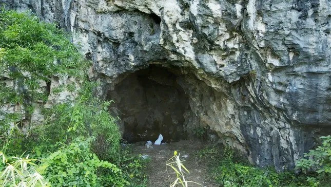 Hang Lèn Chùa chưa từng được khai quật. Trước đây hang nằm gần kho quân khí, từng được sử dụng để hủy đạn. Hiện lối vào hang đã bị chặn lại bằng đá, song con người vẫn có thể ra vào. Ảnh: Tiền Phong.