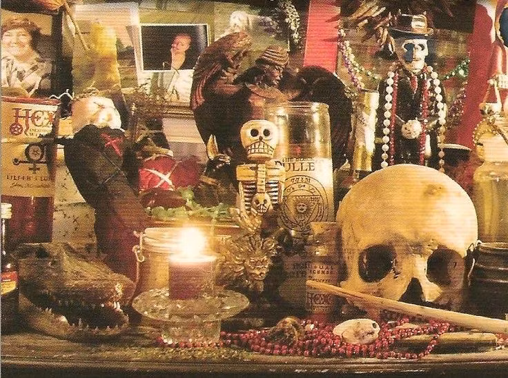  3. Không phải là “ma thuật đen”. Trái với định kiến phổ biến, Vodou không liên quan đến “búp bê nguyền rủa” hay “phù thủy hắc ám”, đó là một hệ thống tâm linh chú trọng đến tổ tiên, chữa bệnh và lễ nghi cộng đồng. Ảnh: Pinterest.