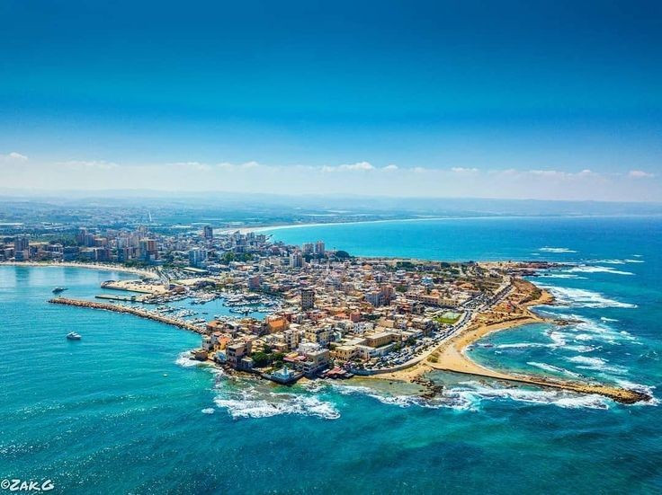  Alexander Đại đế từng bao vây thành phố. Năm 332 TCN, Alexander xây một con đập nhân tạo dài gần 1 km để tiến công Tyre - thời bấy giờ là một hòn đảo gần bờ, biến sự kiện này thành một kỳ tích quân sự. Ảnh: Pinterest.