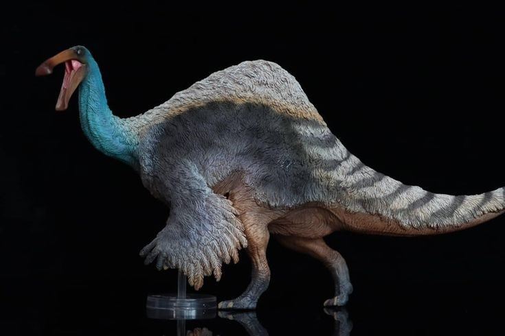  Là một trong những loài khủng long thuộc nhóm ornithomimosaur lớn nhất từng tồn tại. Deinocheirus có thể dài tới 11 mét và nặng khoảng 6–7 tấn, phá vỡ hình ảnh “khủng long đà điểu” nhỏ nhẹ. Ảnh: Pinterest.
