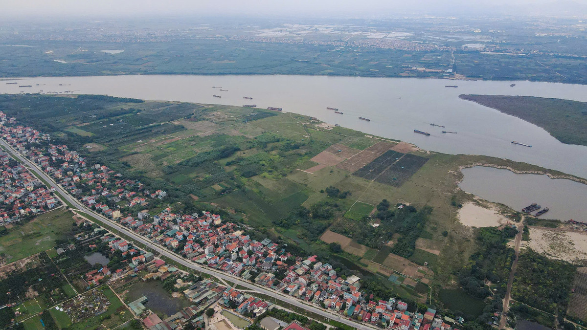 Thành phần chính của dự án là 2 tuyến đường bộ chạy 2 bên bờ sông với tổng chiều dài 92 km, bắt đầu tư cầu Hồng Hà đến cầu Mễ Sở.