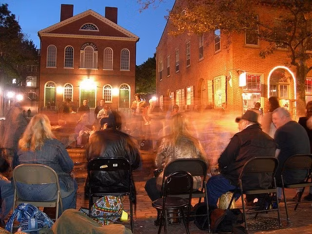  Salem (Mỹ) – thành phố phù thủy huyền thoại. Salem, nơi từng diễn ra những phiên tòa xét xử “phù thủy” thế kỷ 17, nay trở thành biểu tượng của Halloween Mỹ. Cả tháng 10, thành phố ngập trong các buổi diễn kịch, hội chợ phép thuật và tour du lịch ma ám, tái hiện lịch sử đen tối bằng nghệ thuật. Ảnh: Pinterest.