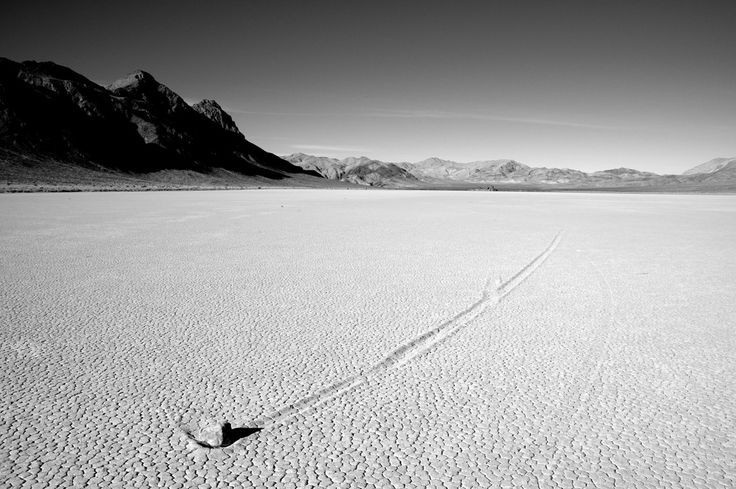  Vai trò then chốt của nước và băng mỏng. Nghiên cứu hiện đại chỉ ra rằng sau những cơn mưa hiếm hoi, một lớp nước mỏng phủ lên bề mặt hồ cạn, sau đó đóng băng vào ban đêm, tạo điều kiện cho đá trượt nhẹ nhàng. Ảnh: Pinterest.