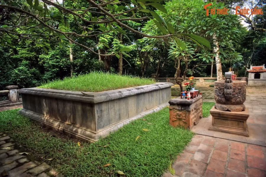 5. Nơi an nghỉ của nhiều vị vua. Lam Kinh là lăng tẩm của 6 vị vua, 2 hoàng hậu và nhiều thân vương triều Lê. Các lăng mộ được xây dựng trang nghiêm, hài hòa với thiên nhiên.