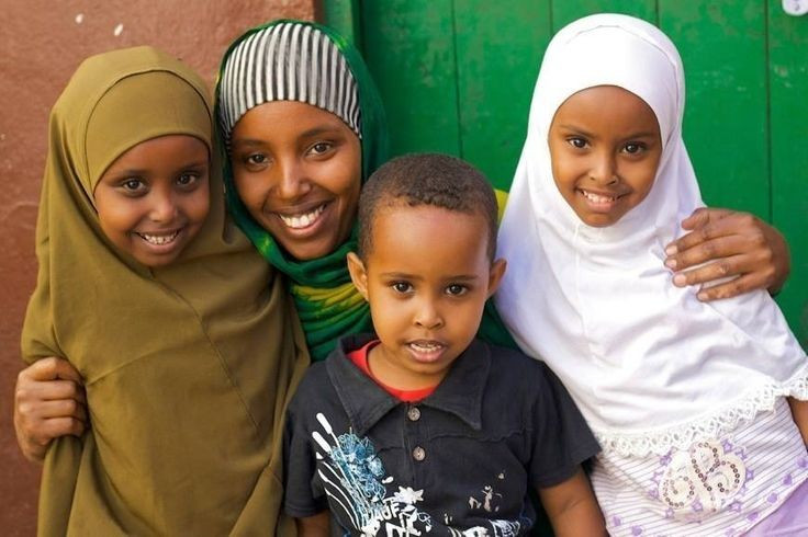  Hồi giáo định hình sâu sắc đời sống tinh thần. Đa số người Somali theo Hồi giáo Sunni, trong đó giáo luật và đạo đức tôn giáo ảnh hưởng mạnh đến phong tục, trang phục, ẩm thực và các chuẩn mực xã hội. Ảnh: Pinterest.