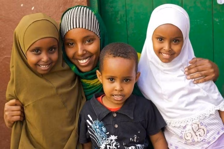  Hồi giáo định hình sâu sắc đời sống tinh thần. Đa số người Somali theo Hồi giáo Sunni, trong đó giáo luật và đạo đức tôn giáo ảnh hưởng mạnh đến phong tục, trang phục, ẩm thực và các chuẩn mực xã hội. Ảnh: Pinterest.