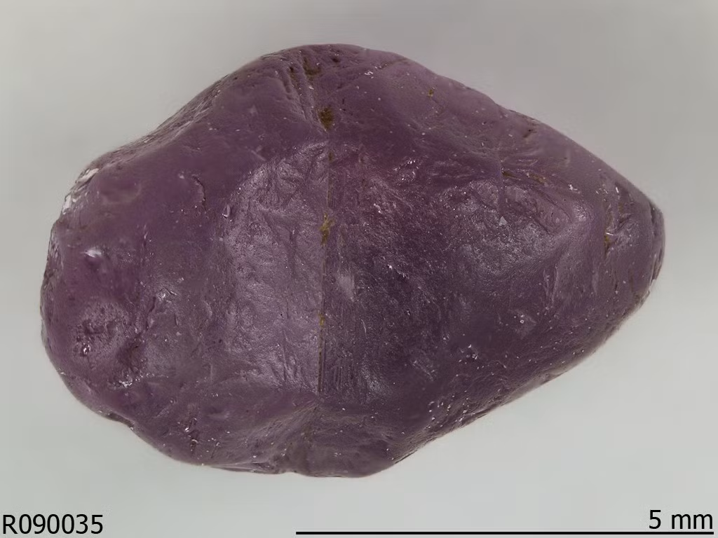  3. Cực kỳ hiếm trong tự nhiên. Taaffeite là một trong những khoáng vật hiếm nhất hành tinh, chỉ được tìm thấy ở một số ít địa điểm như Sri Lanka, Tanzania và Myanmar. Ảnh: rruff.info.