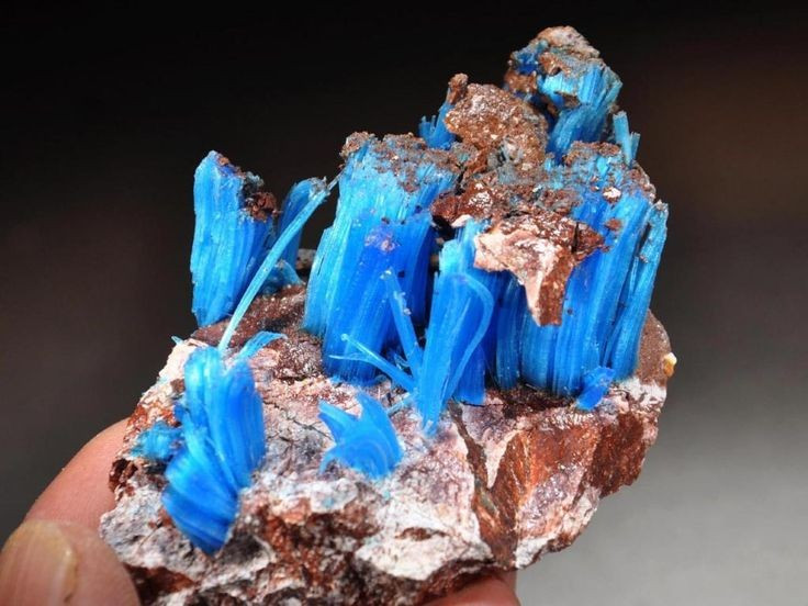  7. Từng được gọi là “đá xanh đồng”. Trong lịch sử, Chalcanthite được biết đến với tên gọi gợi hình này nhờ màu sắc đặc trưng của nó. Ảnh: Pinterest.