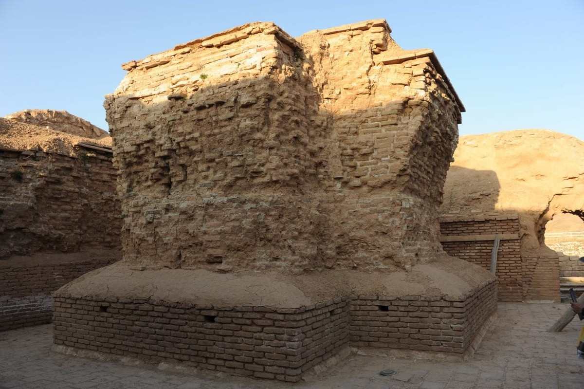  Nổi tiếng với đền lửa Adur Gushnasp huyền thoại. Đây là một trong ba ngôi đền lửa linh thiêng nhất của Bái Hỏa giáo, dành riêng cho tầng lớp chiến binh và hoàng gia. Ngọn lửa thiêng được tin là cháy liên tục suốt nhiều thế kỷ. Ảnh: heritagedaily.com.