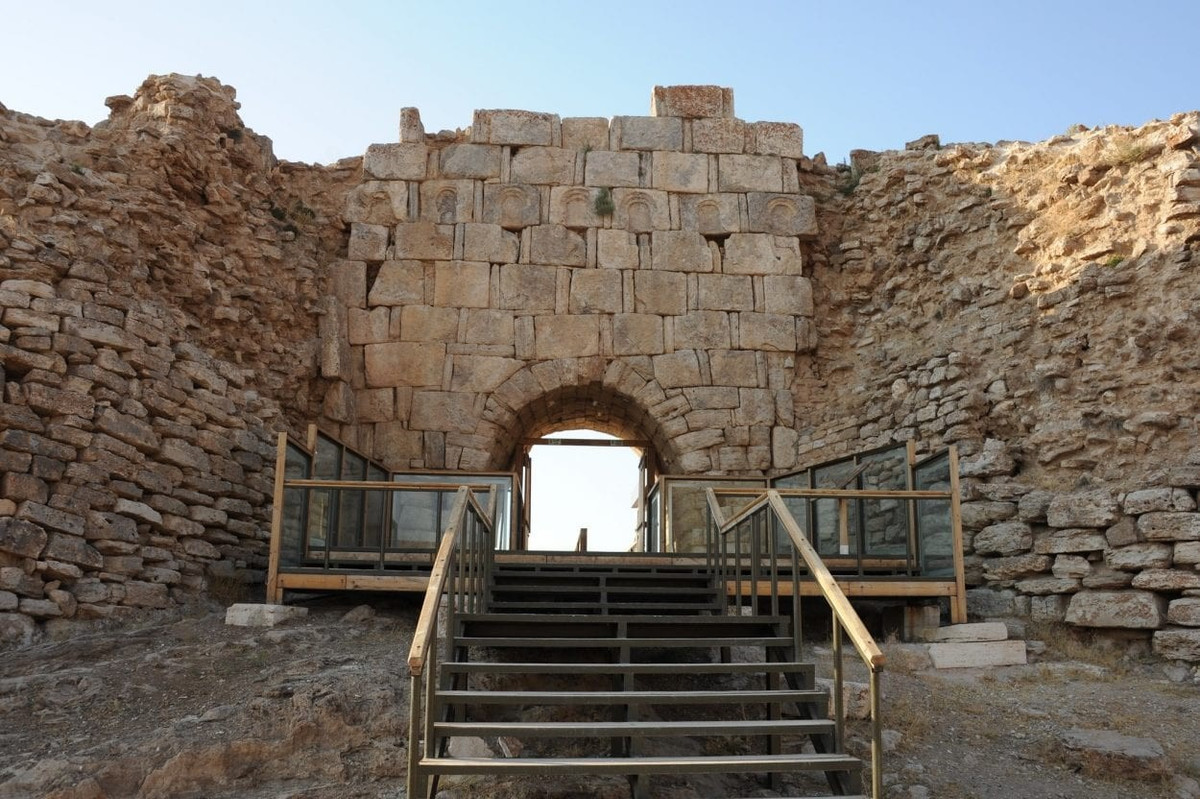 Được UNESCO công nhận là Di sản Thế giới. Năm 2003, Takht-e Soleymān chính thức được UNESCO ghi danh nhờ giá trị lịch sử, tôn giáo và kiến trúc đặc biệt, phản ánh một giai đoạn quan trọng của nền văn minh Ba Tư cổ đại. Ảnh: mehrnews.com.