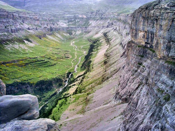  Hẻm núi Ordesa thuộc hàng sâu nhất châu lục. Hẻm núi Ordesa với vách đá dựng đứng cao hàng trăm mét là điểm nhấn địa chất nổi bật. Dòng sông băng cổ và nước chảy đã bào mòn đá vôi, tạo nên cảnh quan hùng vĩ hiếm có. Ảnh: Pinterest.
