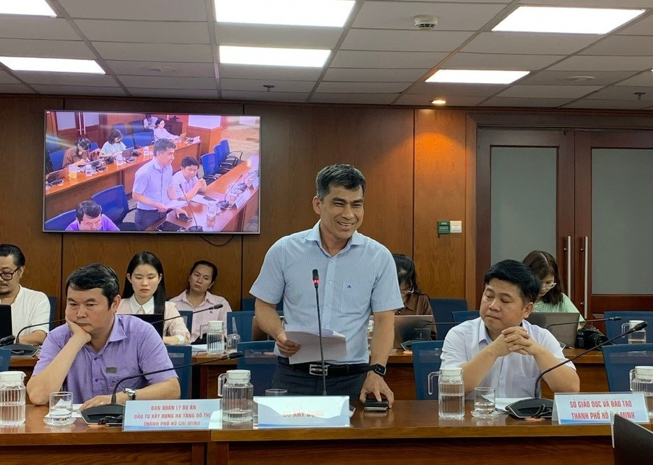 Ông Nguyễn Quốc Vinh đại diện Sở Xây dựng trao đổi thông tin với báo chí tại cuộc họp báo