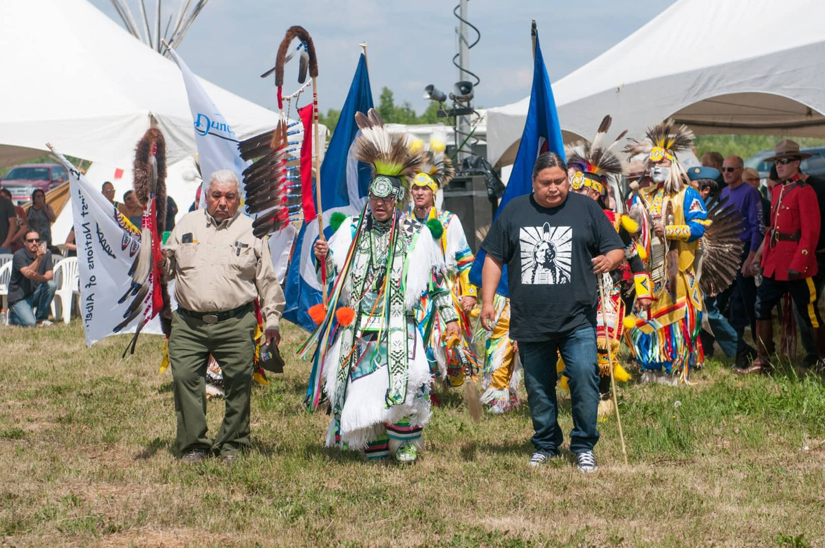  Văn hóa Cree thể hiện rõ qua nghệ thuật và nghi lễ. Trang phục thêu hạt, điêu khắc gỗ, trống nghi lễ và các điệu múa truyền thống phản ánh thế giới quan tâm linh và bản sắc cộng đồng. Ảnh: mightypeace.com.