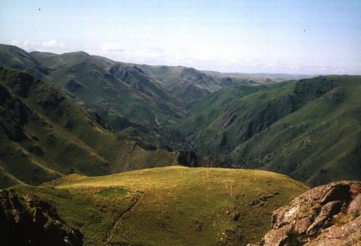  Giàu tài nguyên khoáng sản. Khu vực Makhonjwa nổi tiếng với trữ lượng vàng lớn, từng thúc đẩy các làn sóng khai thác và đóng vai trò quan trọng trong lịch sử kinh tế của Nam Phi. Ảnh: Pinterest.