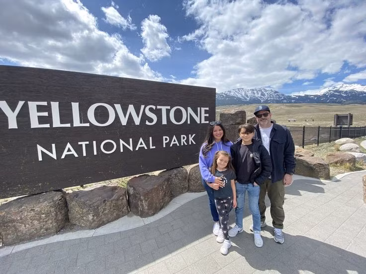  Điểm đến du lịch nổi tiếng toàn cầu. Mỗi năm, Yellowstone thu hút hàng triệu du khách từ khắp nơi trên thế giới, trở thành biểu tượng du lịch thiên nhiên của nước Mỹ. Ảnh: Pinterest.