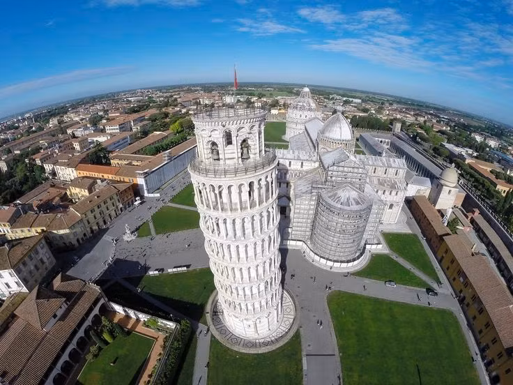  Từng có nguy cơ sụp đổ. Vào cuối thế kỷ 20, độ nghiêng đạt tới hơn 5 độ khiến các chuyên gia phải can thiệp khẩn cấp để gia cố nền móng. Ảnh: Pinterest.