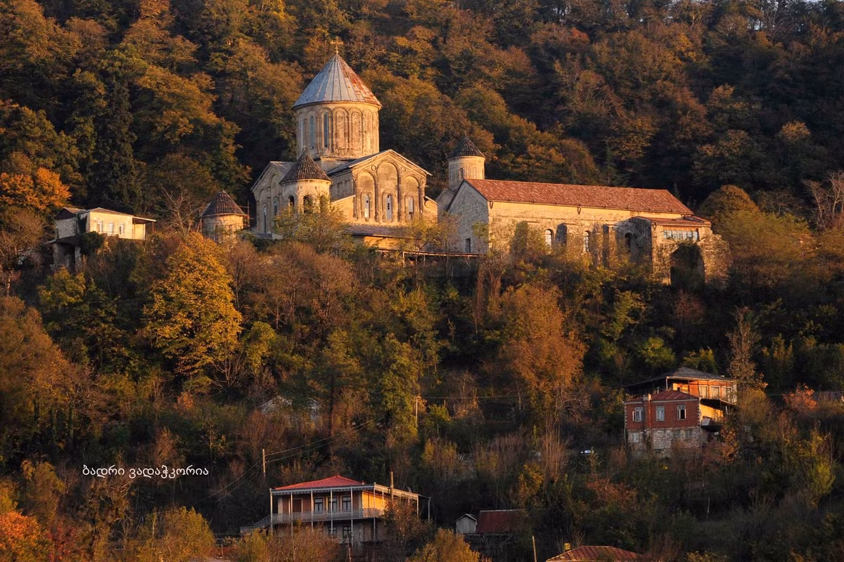  Không gian cổ kính giữa thiên nhiên thơ mộng. Dạo bước trong những con phố lát đá nhỏ hẹp của Mtskheta, du khách có thể cảm nhận nhịp sống chậm rãi hòa quyện cùng cảnh quan núi non và dòng sông xanh biếc. Chính sự kết hợp giữa lịch sử, tín ngưỡng và thiên nhiên đã tạo nên sức hút bền vững cho Mtskheta suốt hàng nghìn năm. Ảnh: Pinterest.