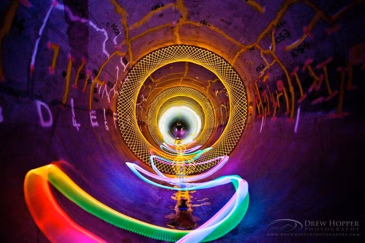  8. Thách thức trực giác con người. Hiệu ứng này cho thấy thế giới lượng tử hoàn toàn khác biệt với nhận thức thường ngày, mở ra cách nhìn mới về bản chất thực tại. Ảnh: Pinterest.