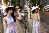Hot girl xứ Hàn thích thú đội nón lá dạo đường phố khi du lịch Việt Nam