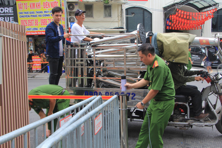 Hệ thống rào chắn được khẩn trương thiết lập trên các tuyến đường.