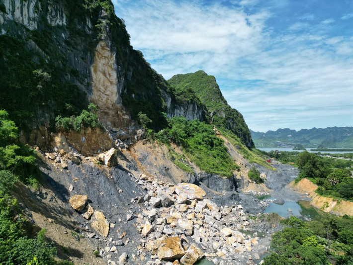 Người dân thôn Đoài, phường Tam Chúc cho biết, thời gian qua, đá trên ngọn núi gần khu vực dân cư liên tục sạt lở xuống, đe dọa đến cuộc sống của người dân. Vừa qua, một vụ sạt lở kinh hoàng khiến hàng nghìn tấn đá rơi xuống, lấp cả ao cá của người dân.